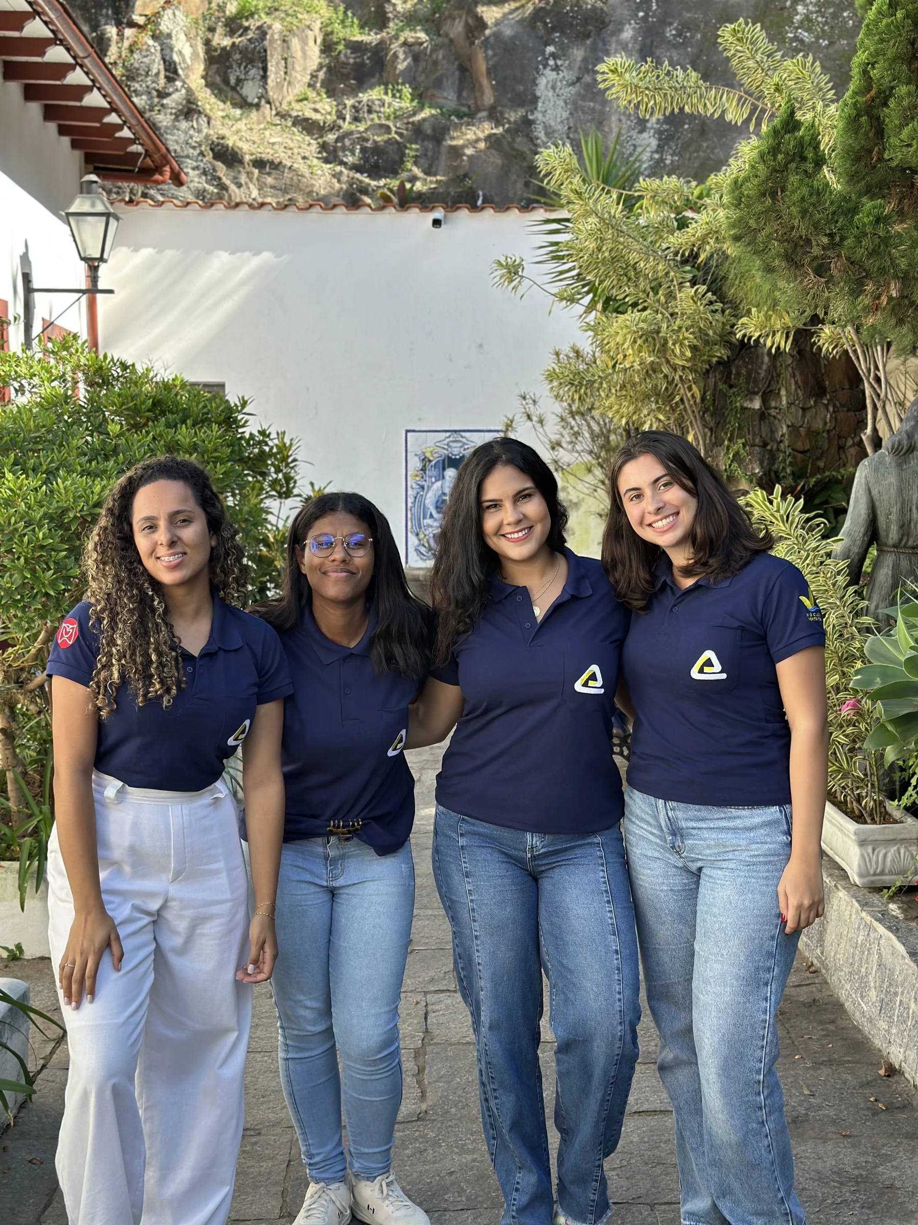 Integrantes da EJEL com a camisa da empresa